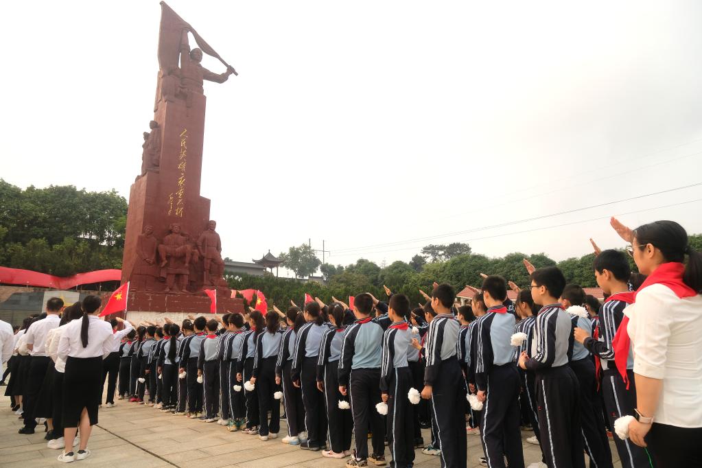 清明节前祭英烈