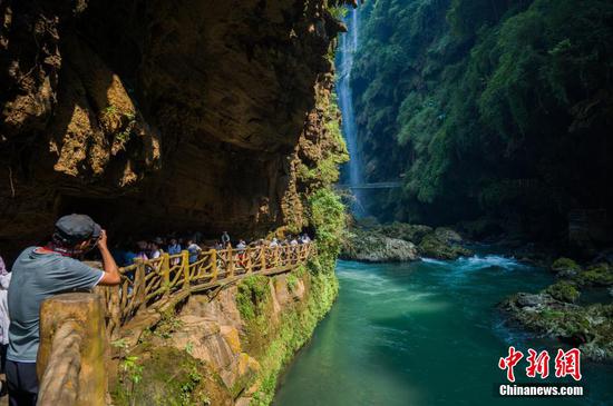 兴义世界地质公园马岭河峡谷吸引游客游玩