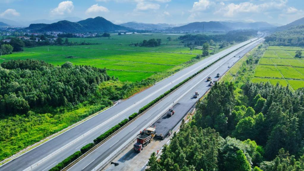 江西高速公路改扩建有了3D路面摊铺技术