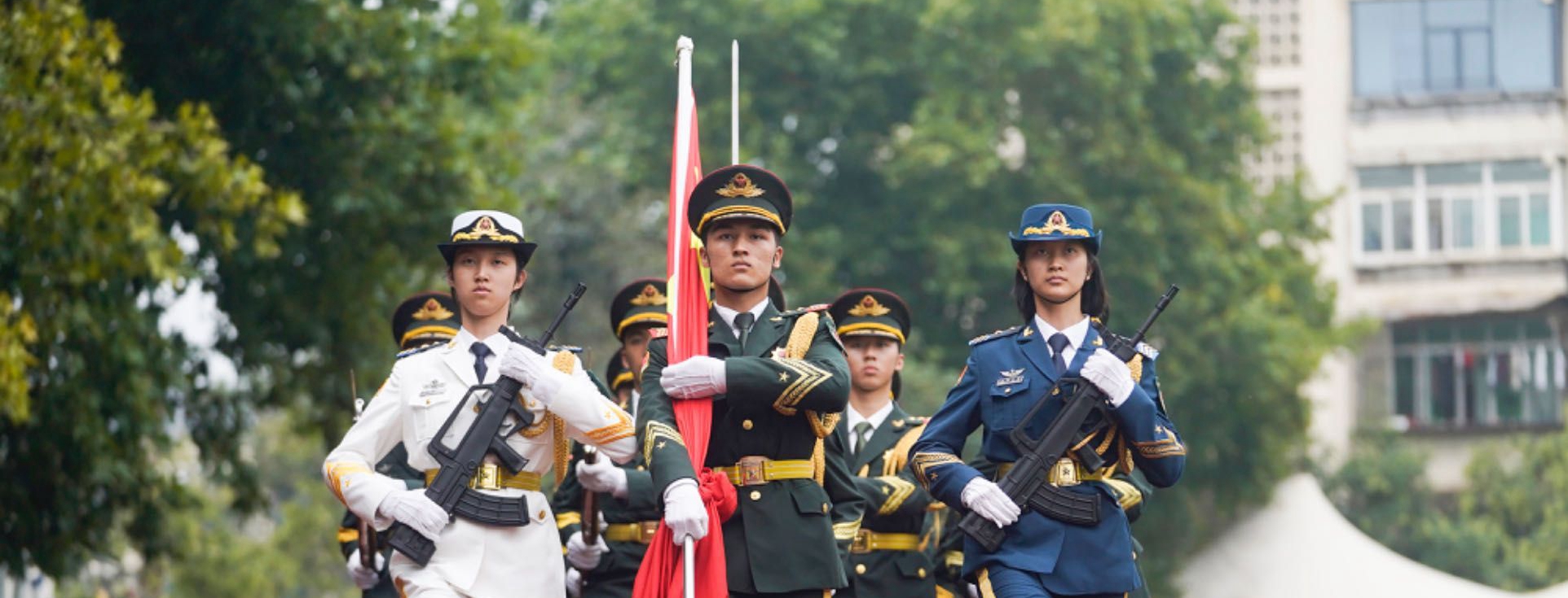 新疆青年安凯尔江讲述在东湖中学当擎旗手： 我把天安门国旗迎来武汉