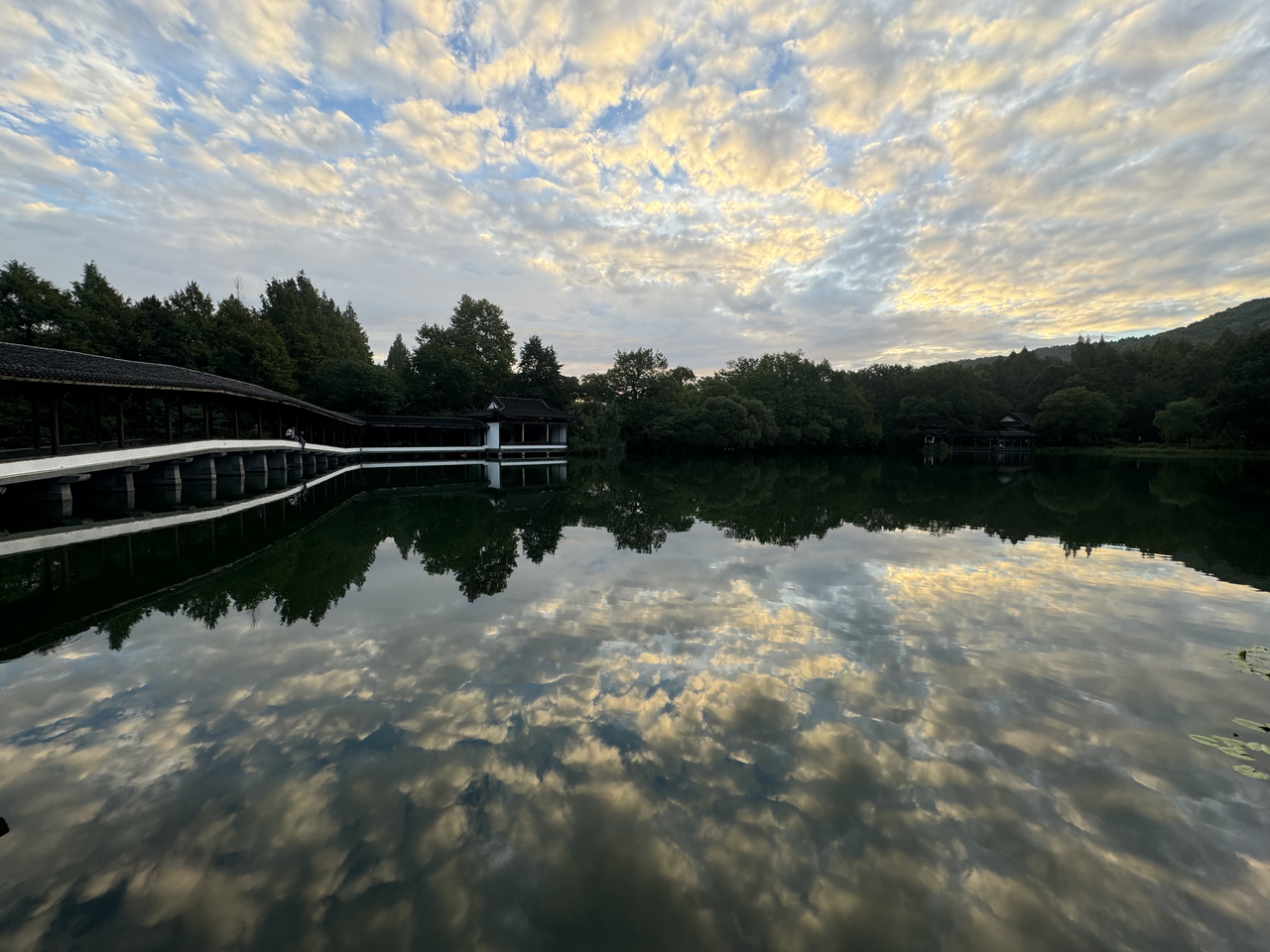 “贝碧嘉”远离 西湖边现“天空之境”