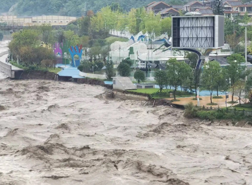 芦山公安：越是风雨越向前