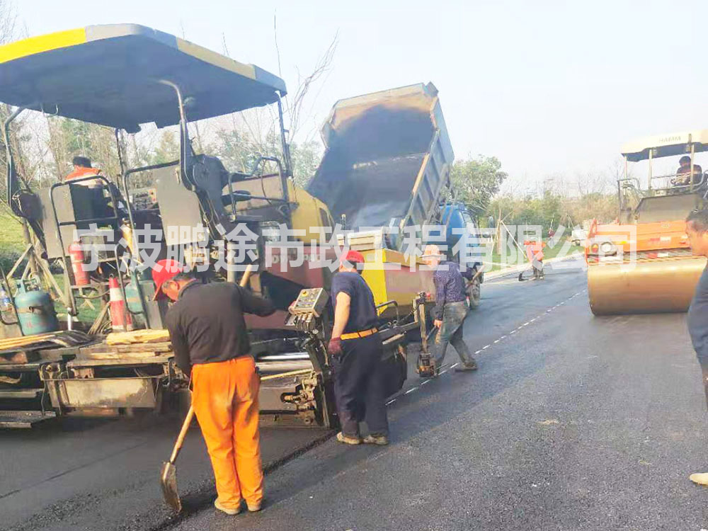 大型沥青道路施工设备