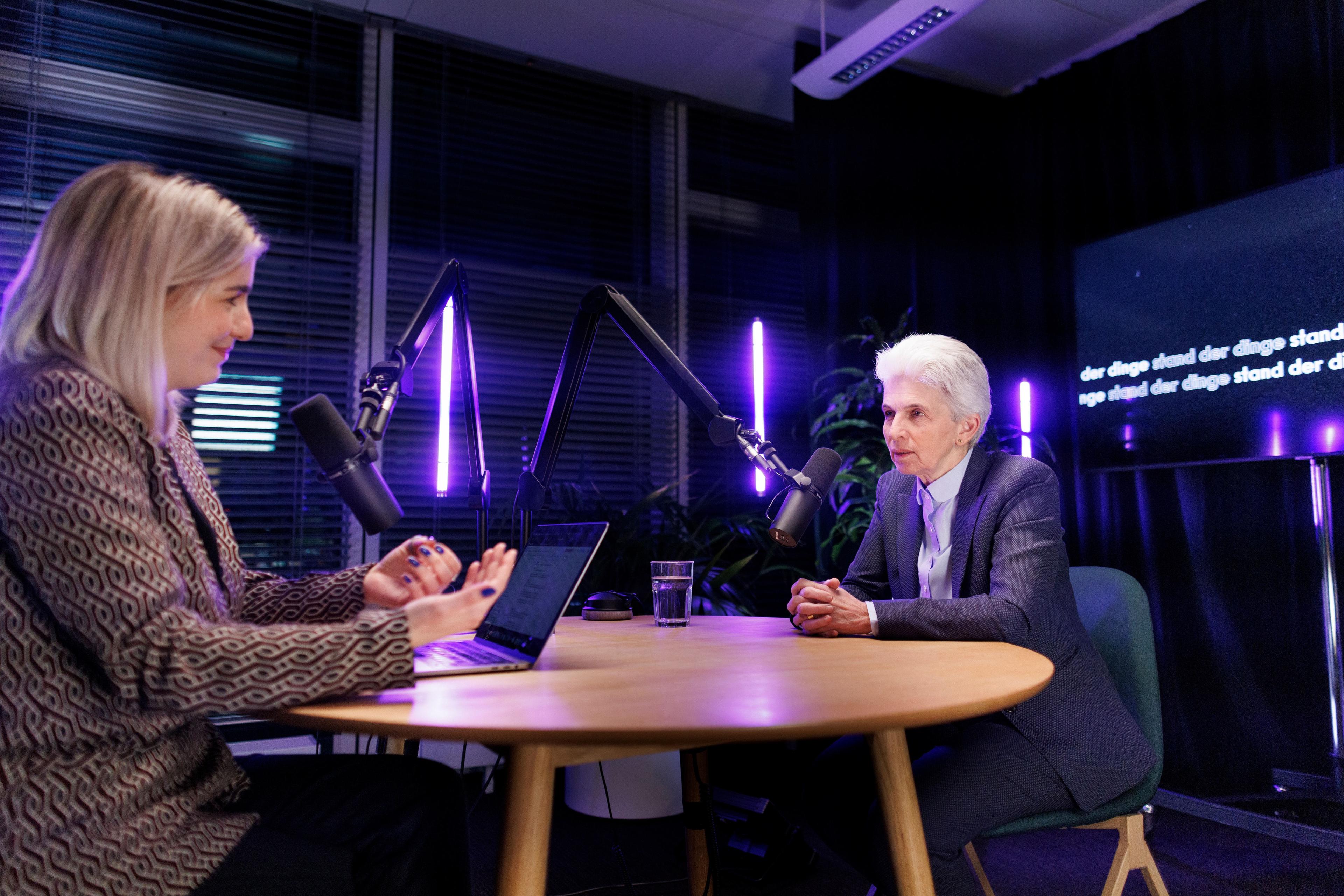 Agnes Strack-Zimmermann, Sicherheitsexpertin der FDP,  spricht im Podimo-Podcast "Stand der Dinge" mit der Journalistin Maria Popov im Podcast-Studio der dpa