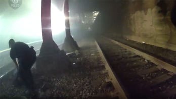 Un vídeo desgarrador muestra cómo la policía de Seattle rescata a un hombre de las vías momentos antes de que el tren pase rugiendo