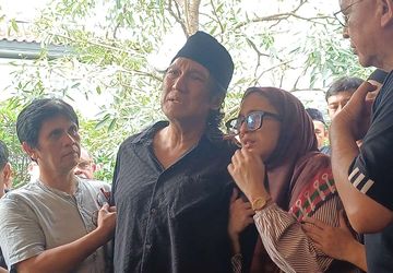 Adik Marissa Haque Berharap Ikang Fawzi Tidak Berhenti Bernyanyi