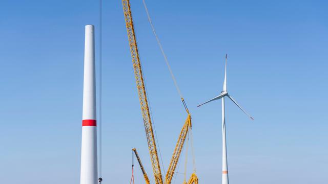 In einem Windpark bei Issum am Niederrhein wird eine alte Windkraftanlage demontiert und mit leistungsfähigeren Rotorblättern bestückt.