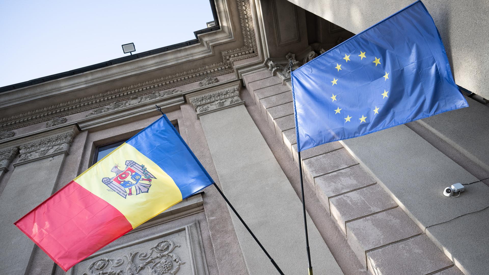 Die Flagge der Republik Moldau hängt neben der Flagge der Europäischen Union. Das Land hat einen EU-Kandidatenstatus.