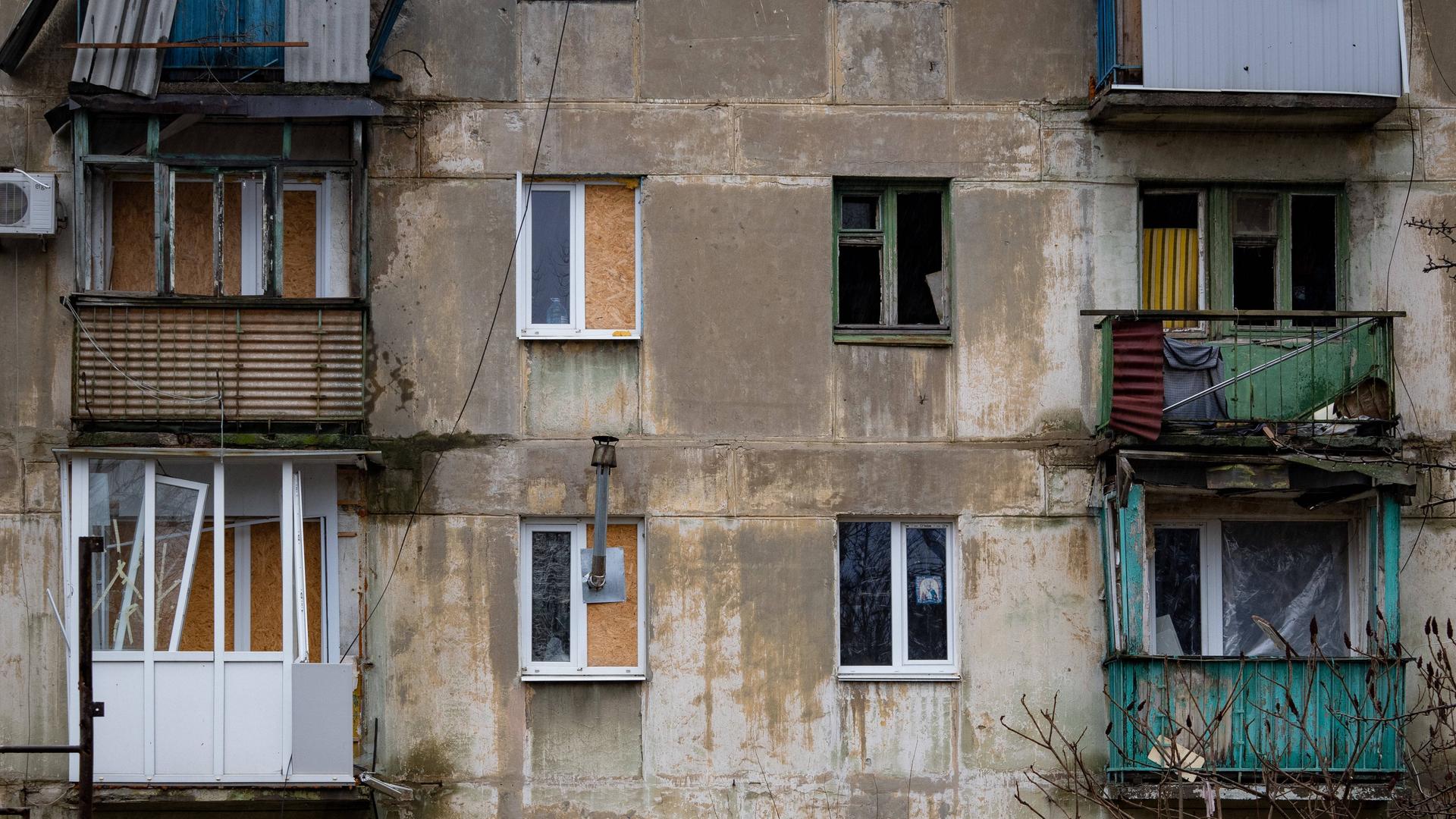 Beschädigte Fenster an einem heruntergekommen wirkenden Haus