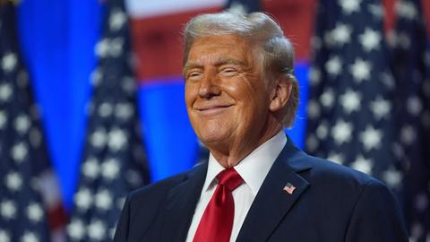 Der erneute US-Präsident Donald Trump ist zufrieden mit dem Wahlergebnis. Hier in der Wahlnacht im Palm Beach Convention Center in Florida.