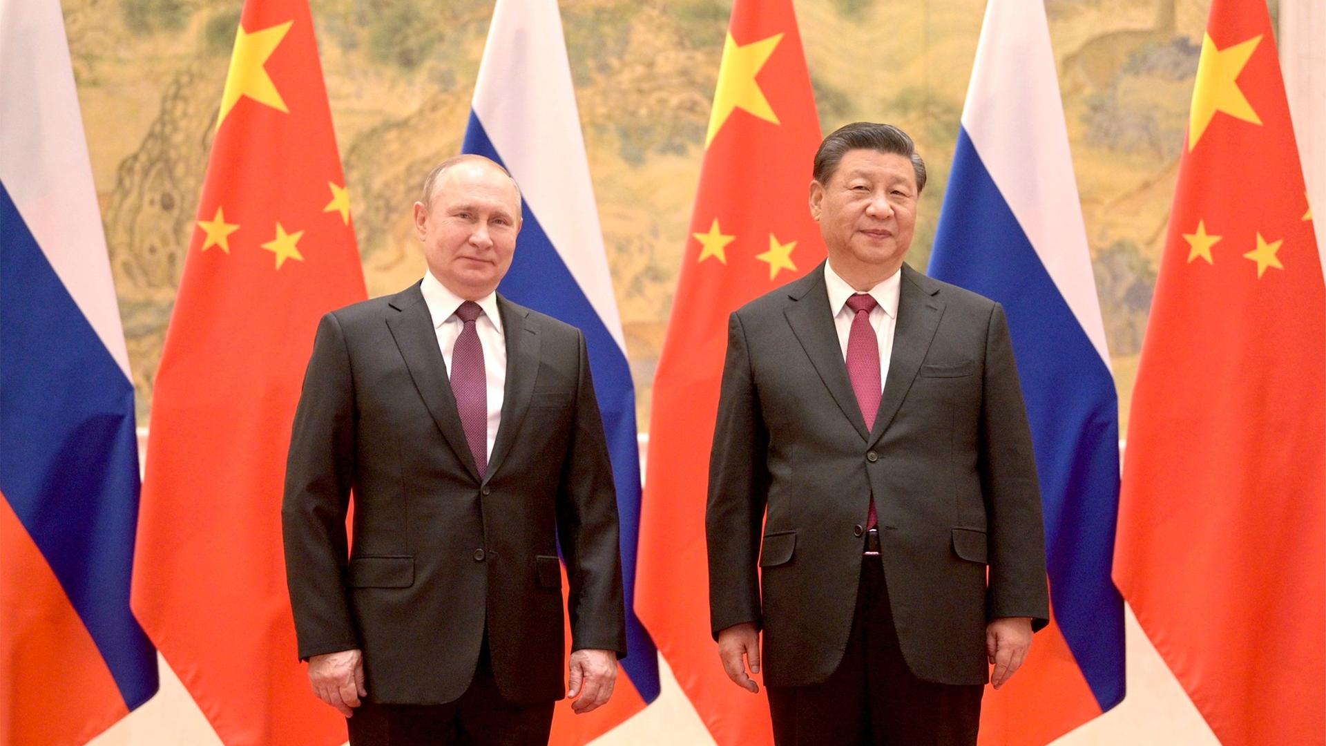 4. Februar 2022 in Peking: Russlands Präsident Wladimir Putin mit dem chinesischen Präsidenten Xi Jinping. Putin ist Gast der dortigen Olympischen Spiele.