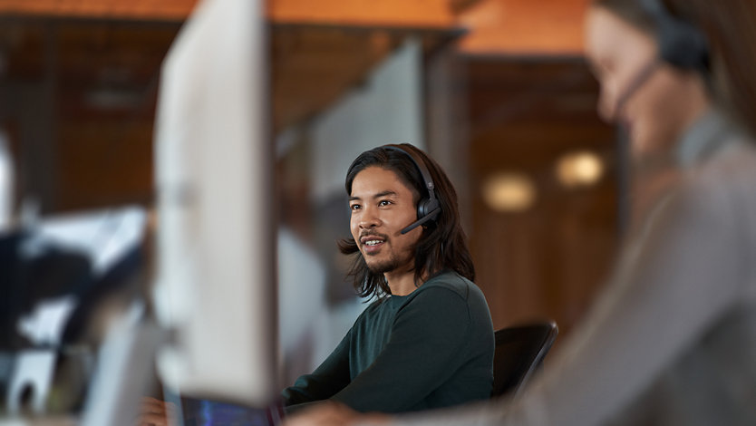 A Microsoft product expert talks to a customer over the phone.