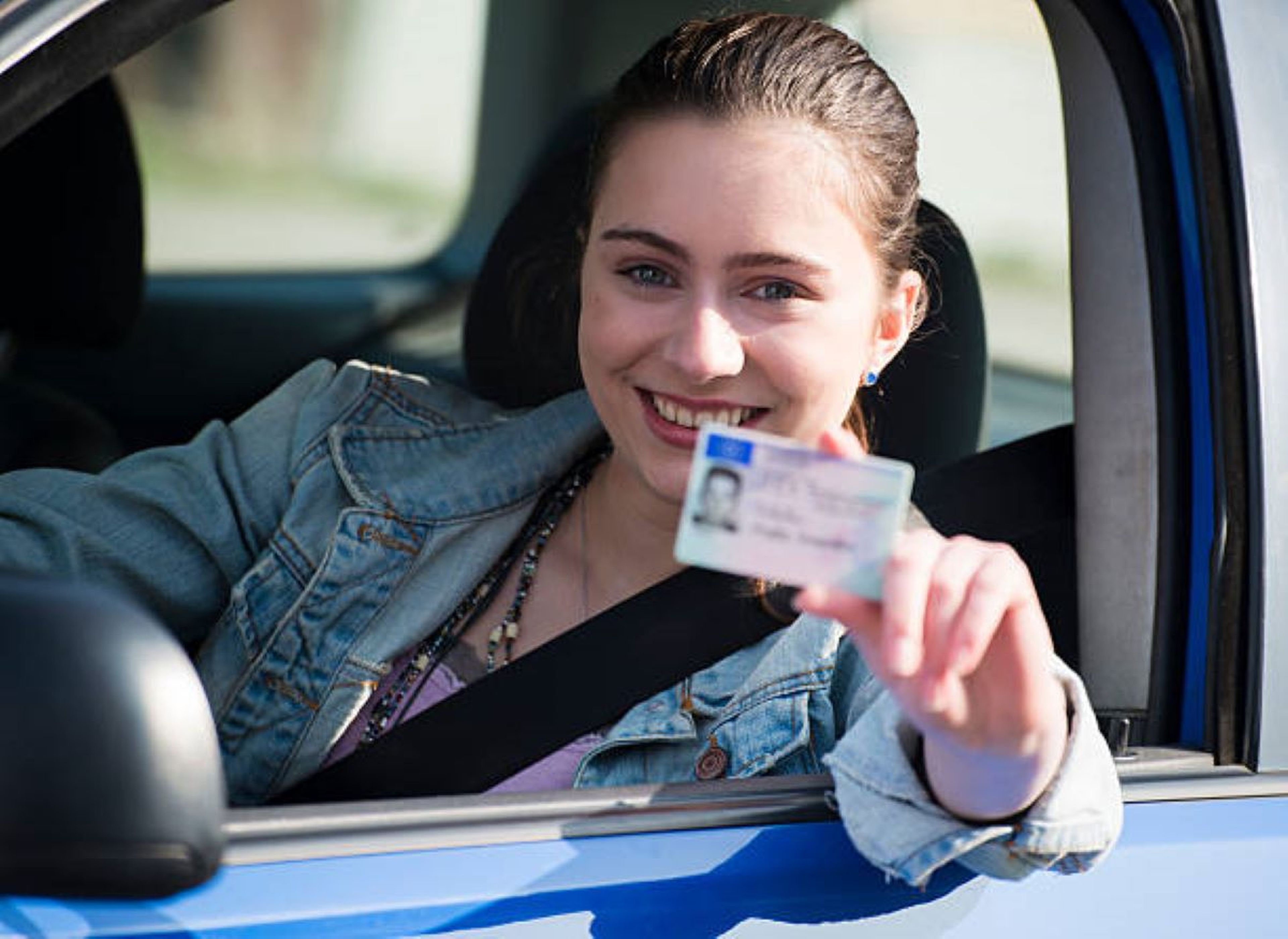 Chica con su carnet de conducir