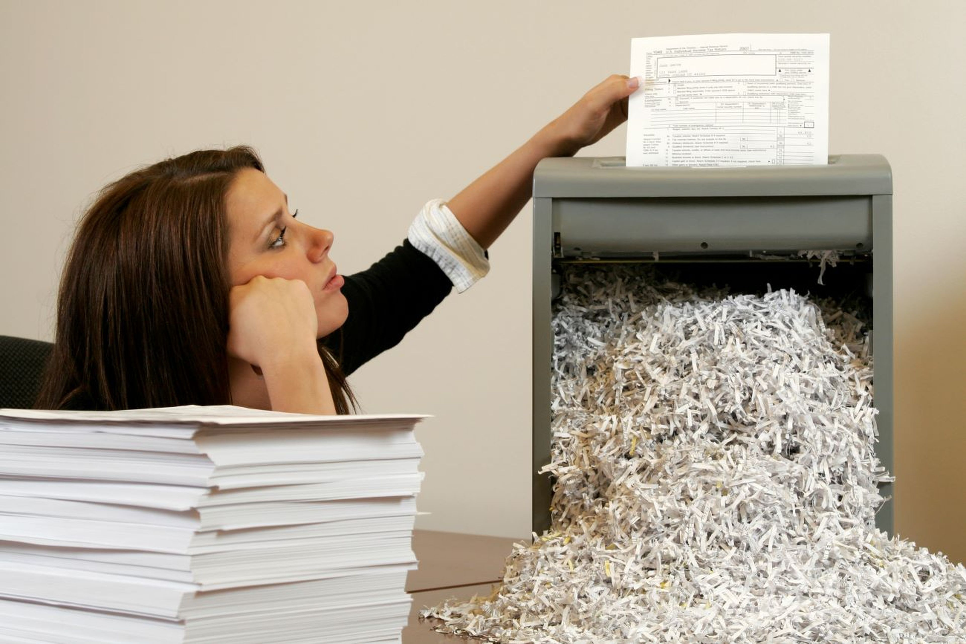 Trituradora de papel, documento, mujer en oficina