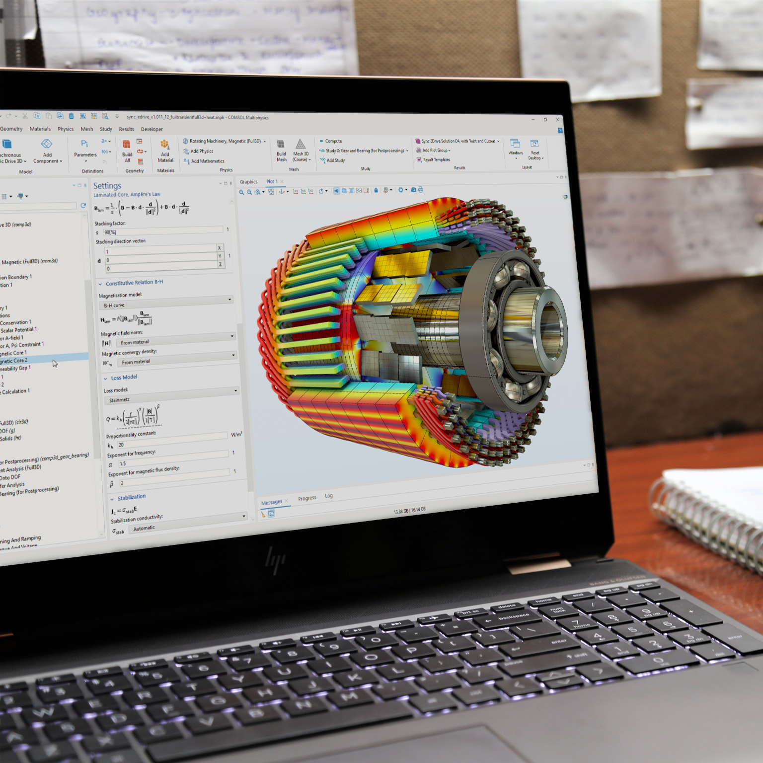 Un ordinateur portable affichant l'interface utilisateur de COMSOL Multiphysics avec un modèle de moteur électrique dans la fenêtre graphique.