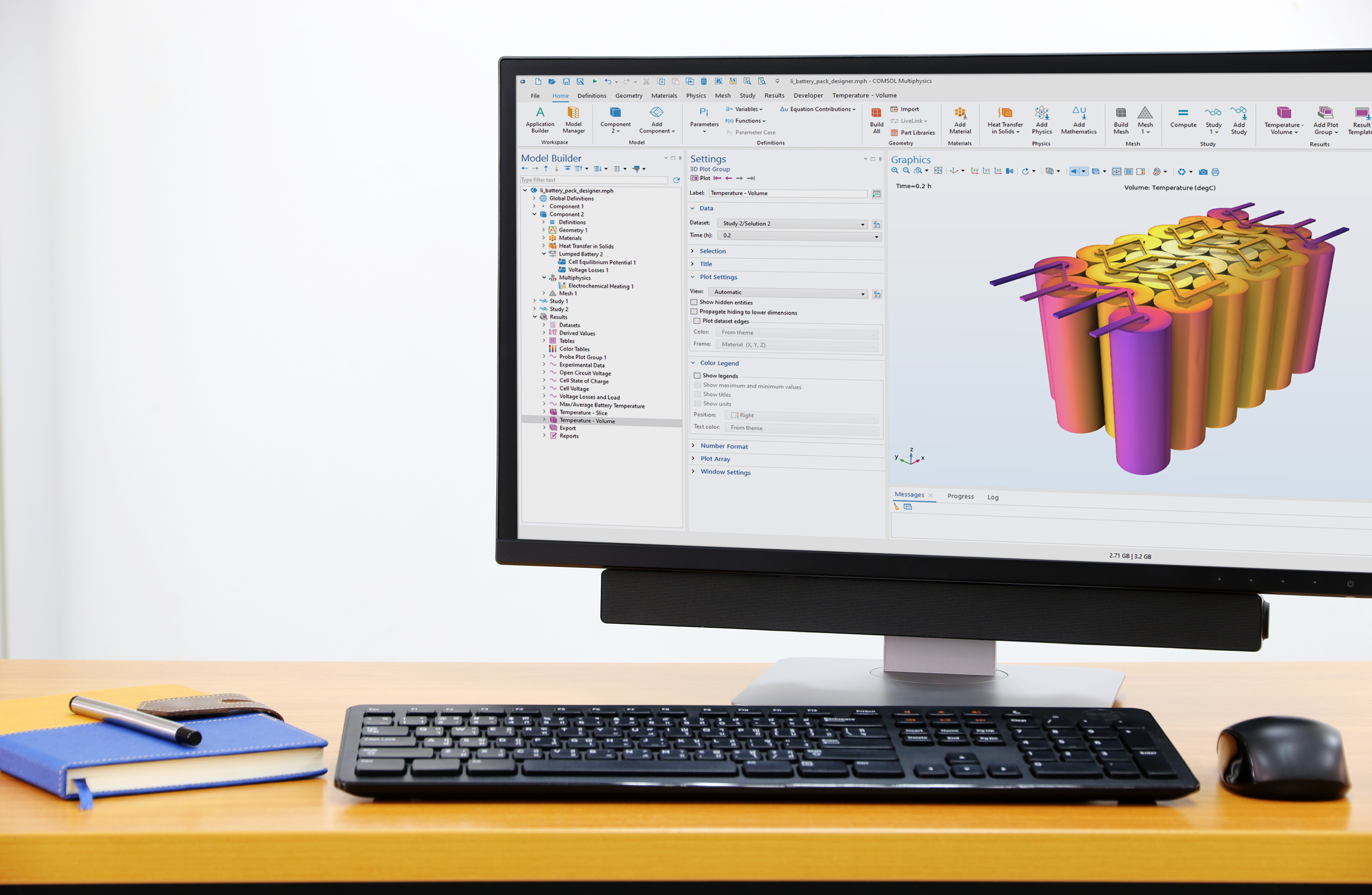 Un ordinateur de bureau montrant l'interface utilisateur de COMSOL Multiphysics avec un modèle de batterie dans la fenêtre graphique.