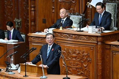 衆院本会議で所信表明演説を行う石破茂首相（手前）＝国会内で2024年10月4日午後2時33分、平田明浩撮影