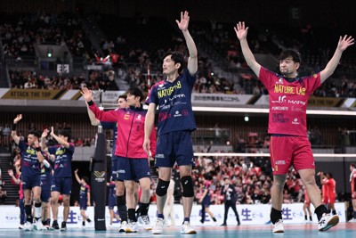 【東京GB－サントリー】サントリーに勝利してスタンドに手を振る東京GBの古賀太一郎（右端）ら＝東京・有明アリーナで2024年11月3日、玉城達郎撮影