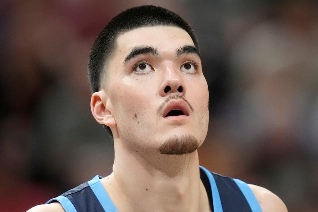 Memphis Grizzlies Zach Edey looks at the scoreboard during the second half of an NBA Salt Lake City Summer League basketball game against the Utah Jazz Monday, July 8, 2024, in Salt Lake City. (AP Photo/Rick Bowmer)