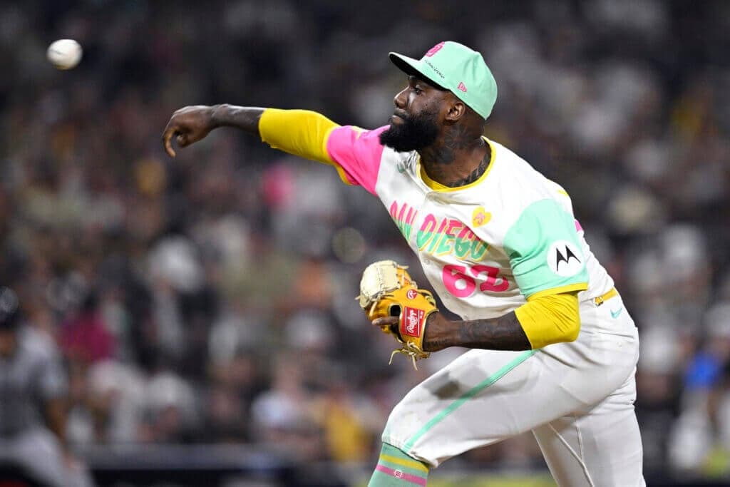 Yankees acquire reliever Enyel De Los Santos from the Padres