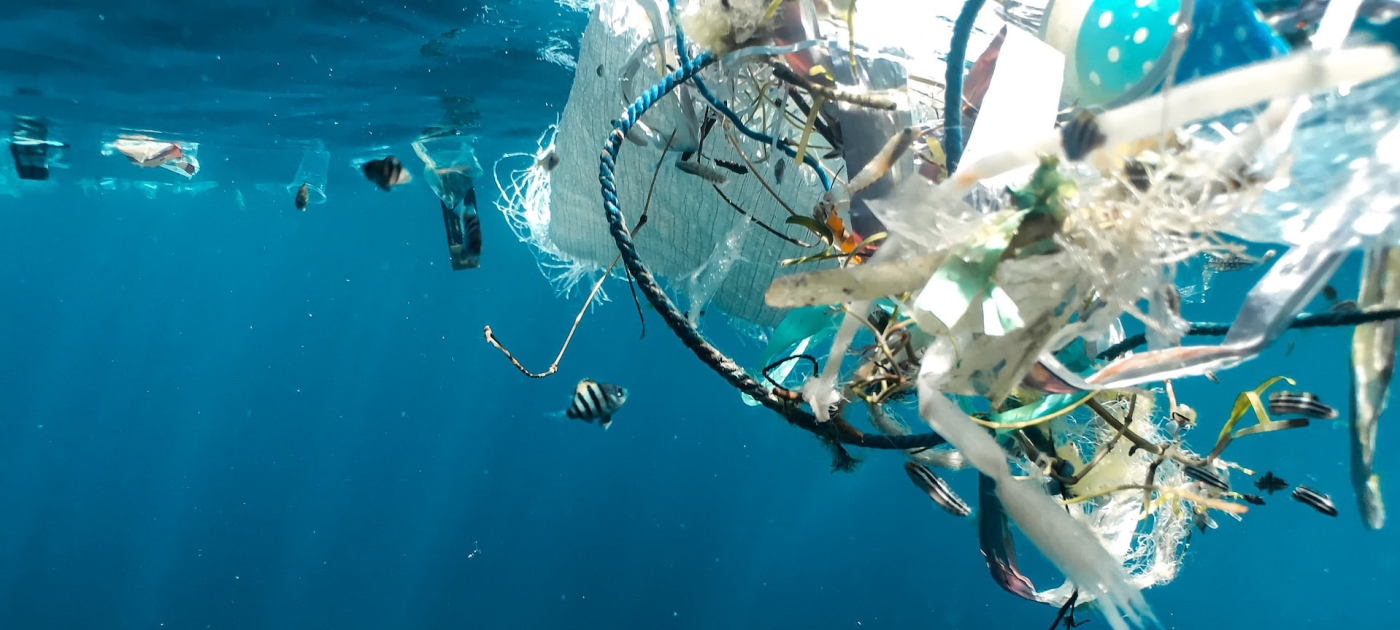 Plastic pollution floats in the ocean 