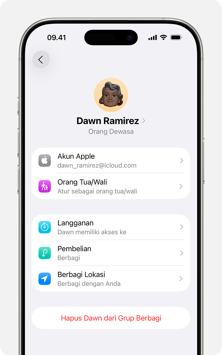 Layar iPhone menampilkan langkah untuk menghapus anggota dari grup Keluarga Berbagi.