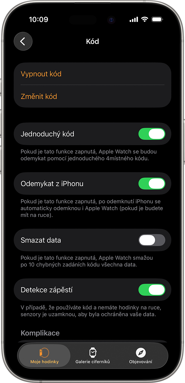iPhone zobrazující dostupná nastavení na panelu Kód v aplikaci Apple Watch.