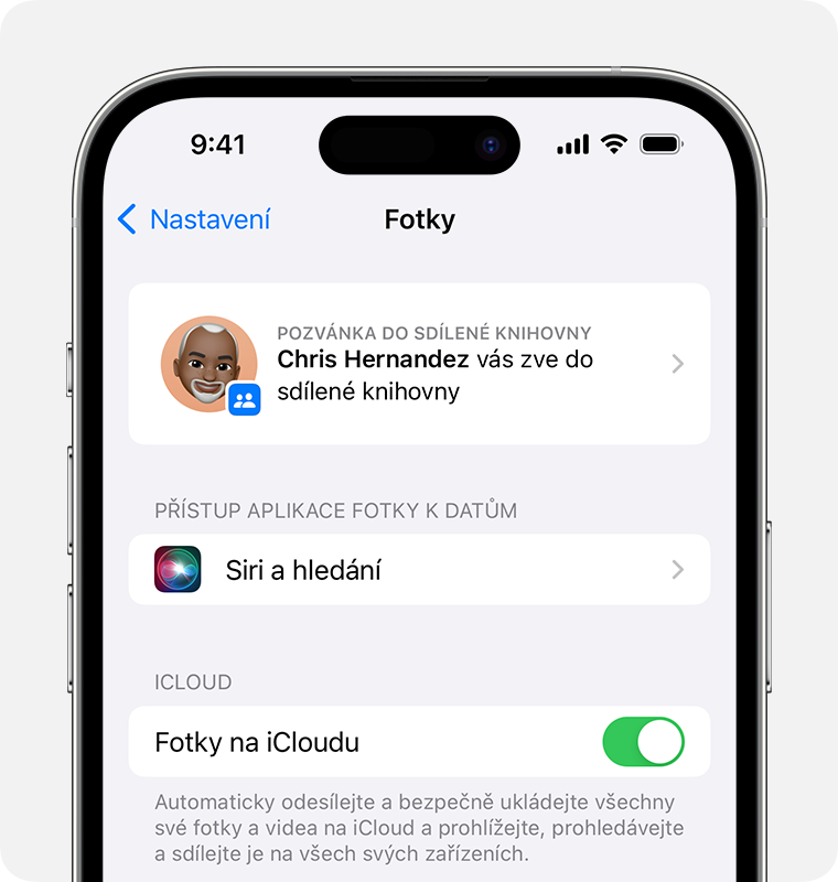 Pokud máte pozvánku do sdílené knihovny, najdete ji v sekci Fotky v Nastavení zařízení. 