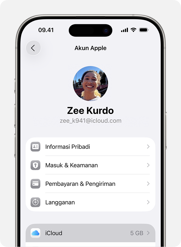 Layar iPhone yang menampilkan iCloud dipilih di Pengaturan.