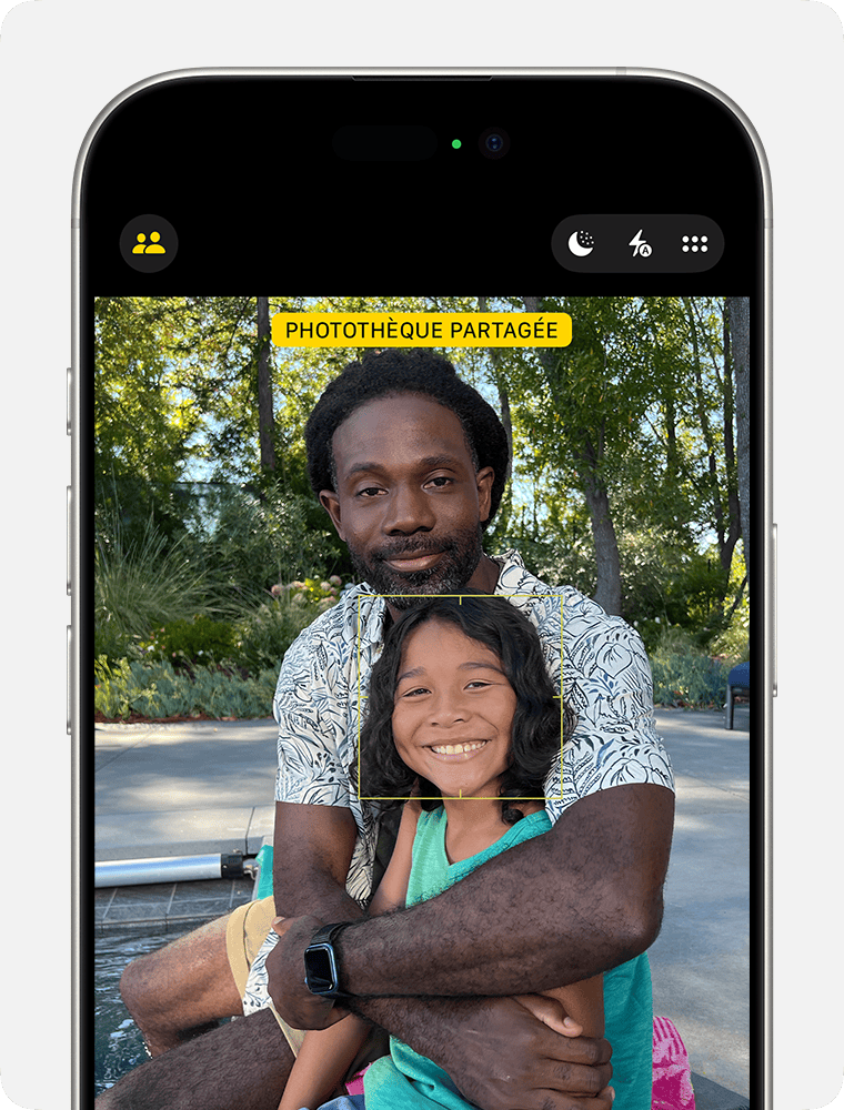 Un iPhone affichant le bouton Photothèque partagée en haut de l’écran dans l’app Appareil photo.
