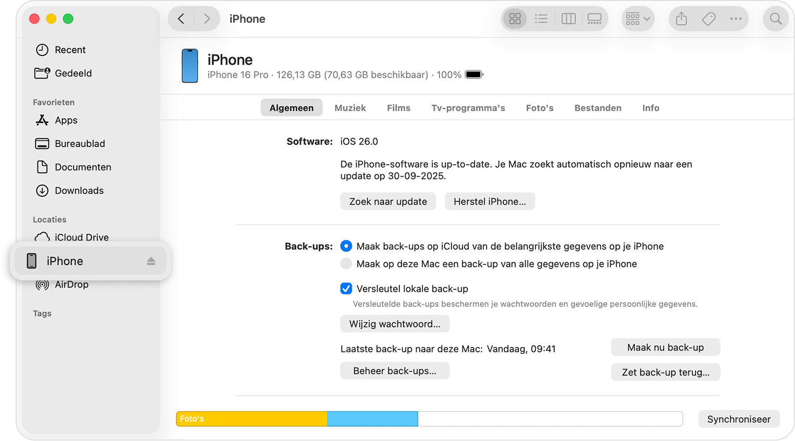 Een Finder-venster waarin een iPhone geselecteerd is in de navigatiekolom.