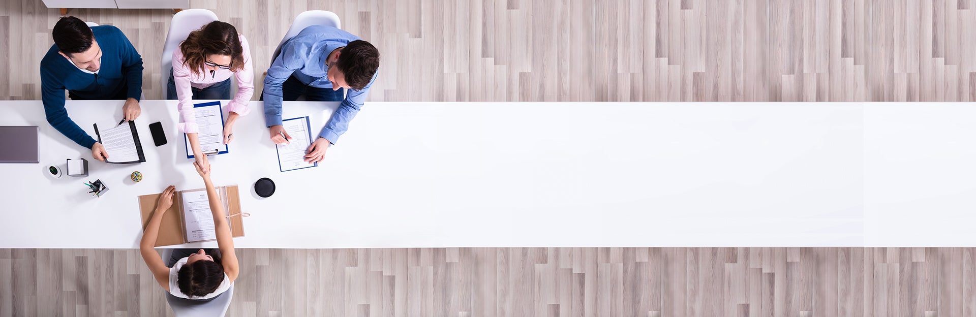 view from above of job interview (c) AdobeStock