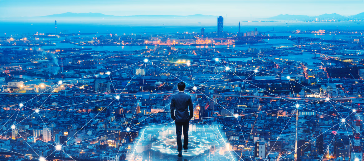 Un uomo di spalle guarda dall'alto una città