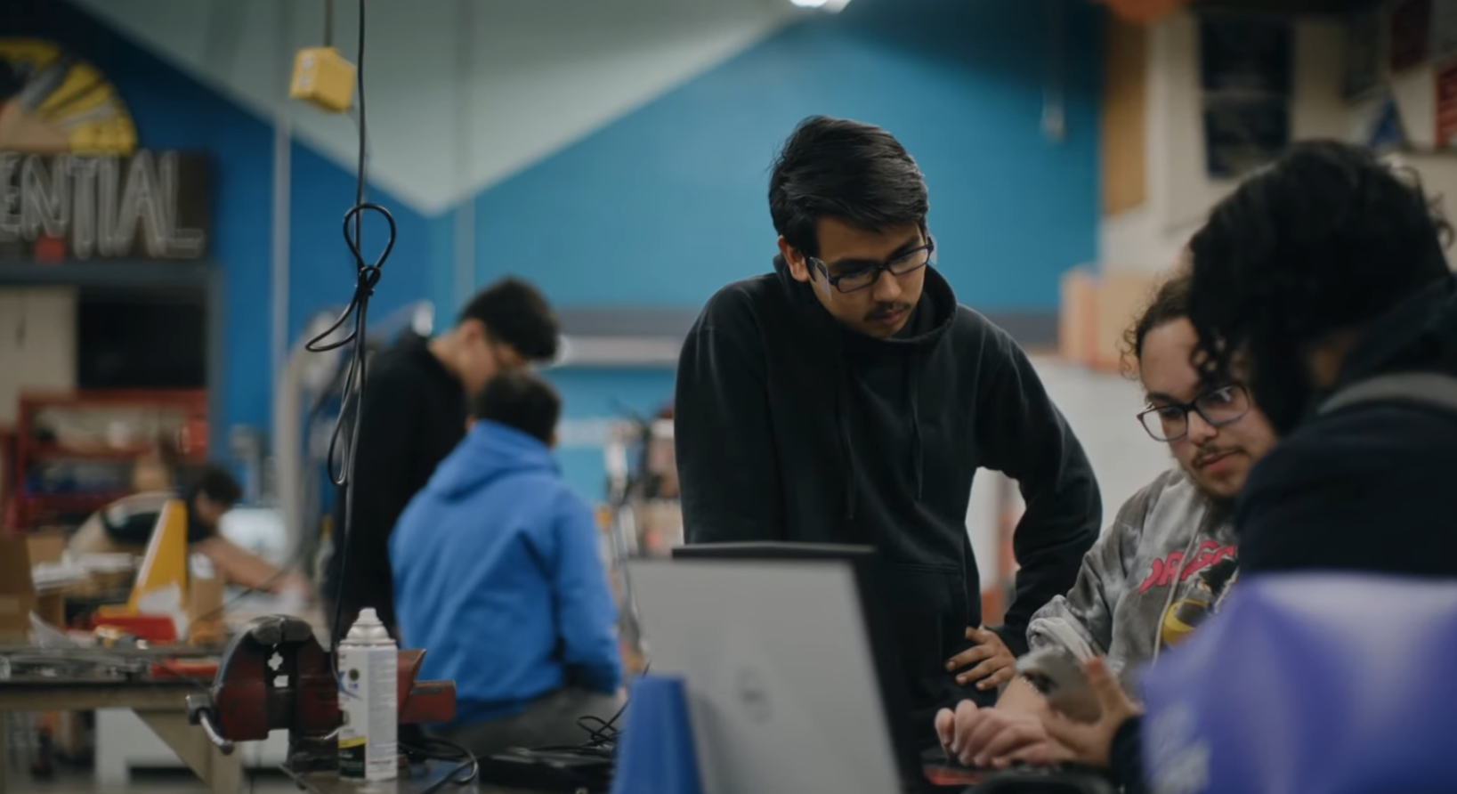 Des &eacute;tudiants en robotique regardent un ordinateur