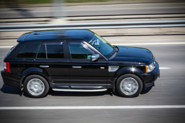 black Range Rover quickly goes on the road