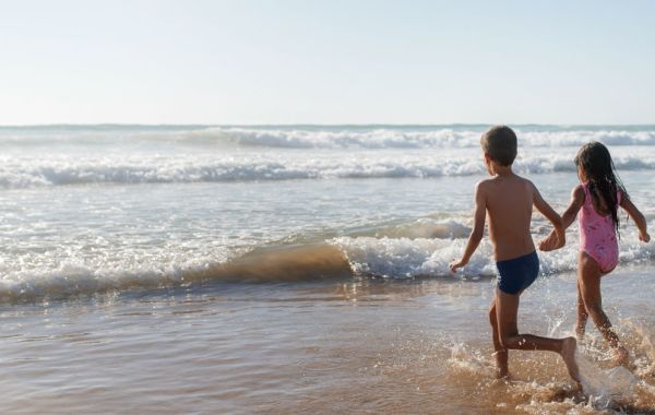 ¡Disfruta de un día en familia en las playas de Es Niu Blau y Cala Martina!