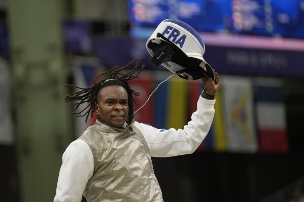  France's Enzo Lefort celebrates after winning the men's team foil final match against China during the 2024 Summer Olympics at the Grand Palais, Sunday, Aug. 4, 2024, in Paris, France. (AP Photo/Christophe Ena)