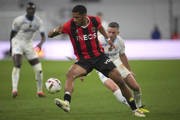 FILE - Nice's Jean-Clair Todibo, centre, in action during the French League One soccer match between Olympique de Marseille and Nice at the Velodrome stadium in Marseille, south of France, on April 24, 2024. France defender Jean-Clair Todibo has joined West Ham from Nice on a season-long loan to complete a remodeled center-back partnership for the English club ahead of the start of the Premier League. (AP Photo/Daniel Cole)