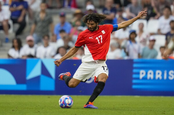 Egypt's Mohamed Elneny shoots during a men's quarterfinal soccer match between Egypt and Paraguay at the 2024 Summer Olympics, Friday, Aug. 2, 2024, at Marseille Stadium in Marseille, France. (AP Photo/Julio Cortez)