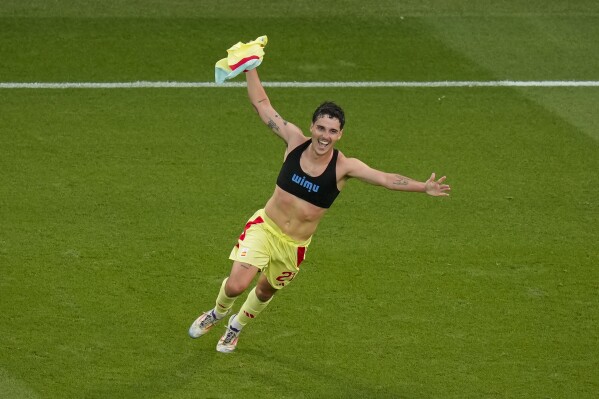 Spain's Sergio Camello celebrates after scoring his side's fifth goal during the men's soccer gold medal match between France and Spain at the Parc des Princes during the 2024 Summer Olympics, Friday, Aug. 9, 2024, in Paris, France. (AP Photo/Vadim Ghirda)