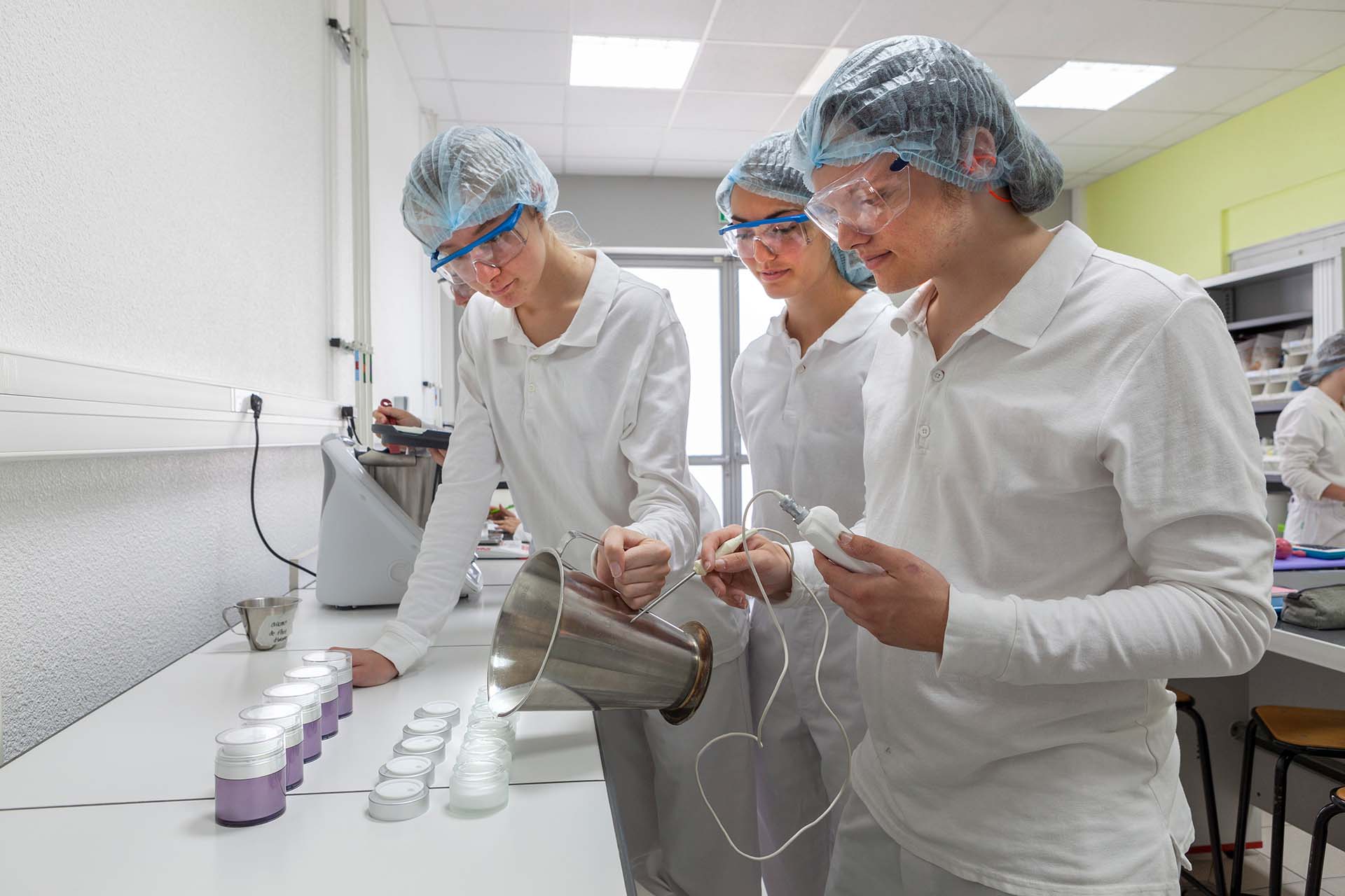 Bac professionnel production en industries pharmaceutiques, alimentaires et cosmétiques