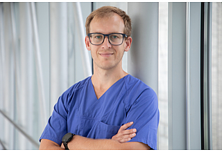 Für seine Forschung zu Bluthochdruck erhält Dr. Patrick Müller aus der Universitätsklinik für Kardiologie und Angiologie Magdeburg das renommierte Graduiertenstipendium der Novartis-Stiftung. Fotografin: Melitta Schubert/Universitätsmedizin Magdeburg