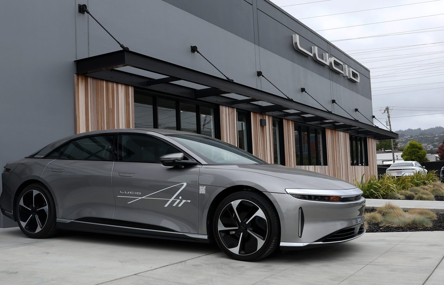 MILLBRAE, CALIFORNIA &#8211; MAY 24: Brand new Lucid electric cars sit parked in front of a Lucid Studio showroom on May 24, 2024 in San Francisco, California. Electric car maker Lucid announced plans to lay of an estimated 400 employees in the United States as the electric car industry experiences slow growth (Photo by Justin Sullivan/Getty Images)