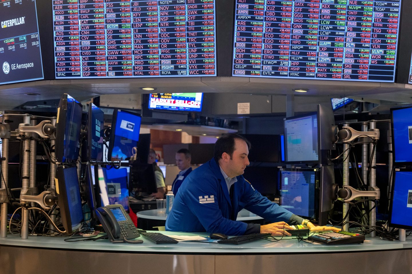 NEW YORK, NEW YORK &#8211; AUGUST 05: Traders work on the floor of the New York Stock Exchange (NYSE) on August 05, 2024, in New York City. The Dow fell over 1000 points in morning trading as global stocks plunged following fears of a recession in the American and Japanese economies.   (Photo by Spencer Platt/Getty Images)