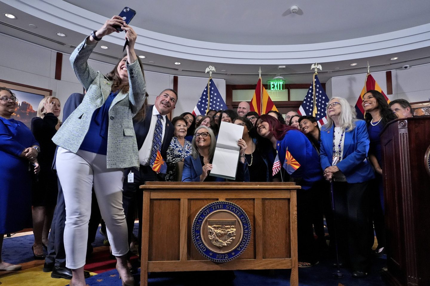 lawmakers take selfie