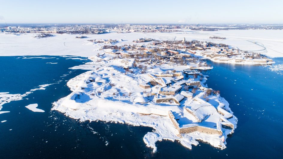 Suomenlinna ilmasta käsin lumipeitteisenä.