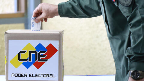 A person cast a vote during the presidential elections at Escuela Ecológica Bolivariana Simón Rodríguez on July 28, 2024 in Fuerte Tiuna, Caracas, Venezuela.