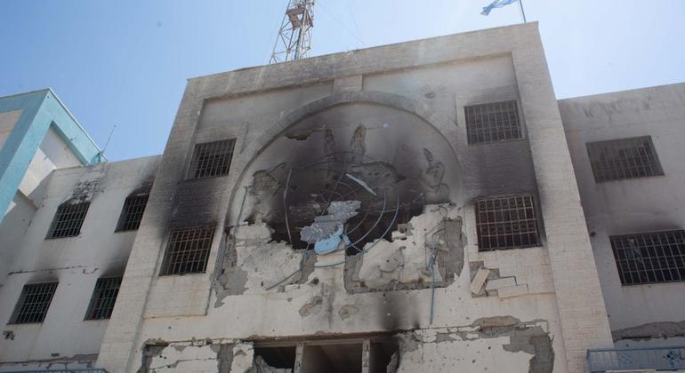 آثار الدمار الذي لحق بمبنى الأونروا في مدينة غزة. تقول الوكالة إن الحرب في غزة شهدت عددا غير مسبوق من ا لهجمات على منشآت الأمم المتحدة وموظفيها.