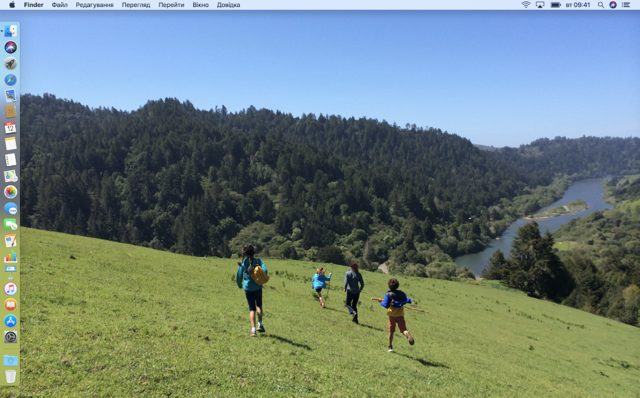 Приклад робочого стола із панеллю Dock з лівого краю екрана та спеціальним зображенням робочого стола.
