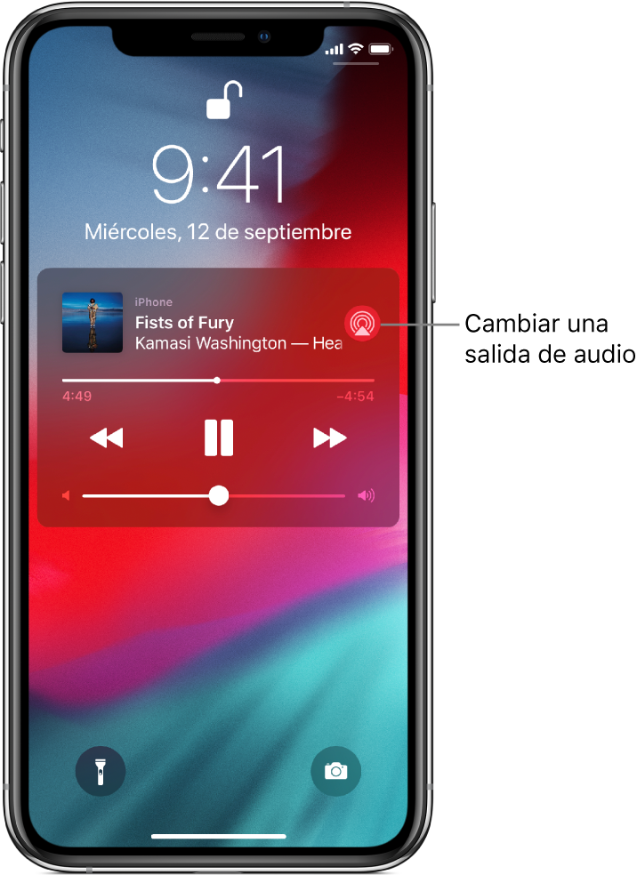 La pantalla bloqueada con una canción en reproducción, los controles de reproducción de audio y el botón “Destino de la reproducción”.